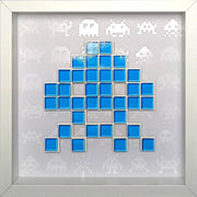 Jendell - Mosaico de papel Space Invaders - Azul sobre fundo branco